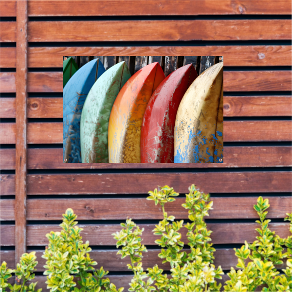 Kleurrijke surfboards tegen muur tuinposter