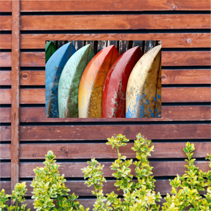 Kleurrijke surfboards tegen muur tuinposter
