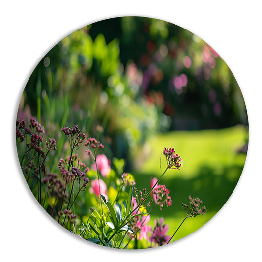 Levendige bloemen in een zonovergoten tuin aluminium muurcirkel