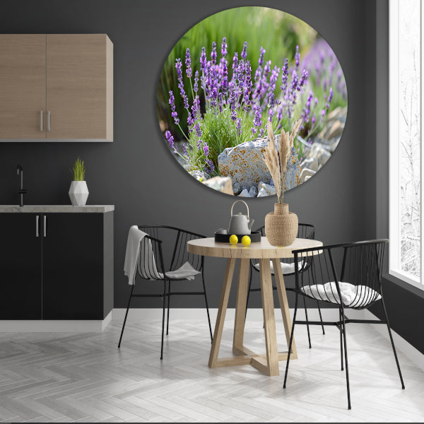 Lavendelbloemen in bloei naast grijsbruine rotsen aluminium muurcirkel