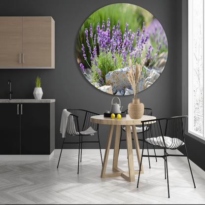 Lavendelbloemen in bloei naast grijsbruine rotsen aluminium muurcirkel