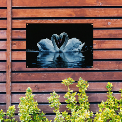 Twee zwanen in hartvorm op water tuinposter