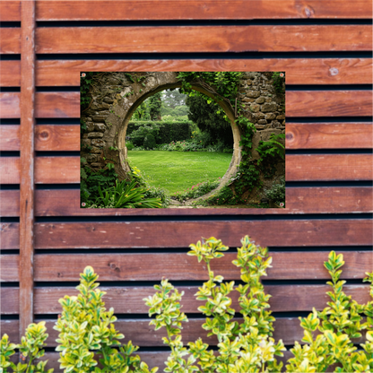 Oude stenen boog met zicht op groene, bloemrijke tuin tuinposter
