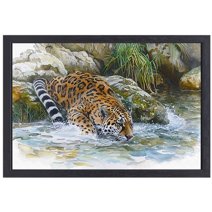 Realistische aquarel van een jaguar in water canvas met baklijst