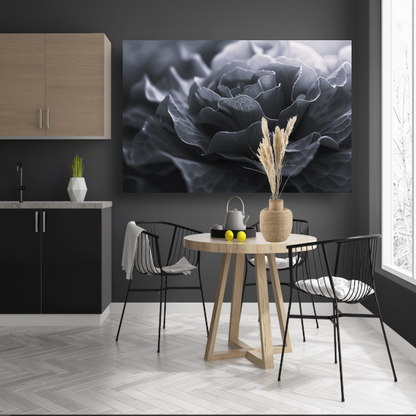 Monochrome close-up van een bloem in detail poster