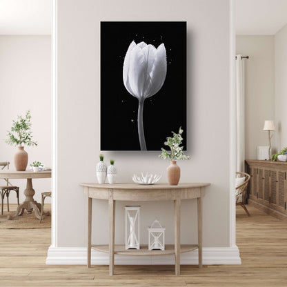 Minimalistische witte tulp met waterdruppels acrylglas