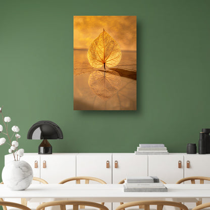 Blad perfect weerspiegeld in gouden licht poster