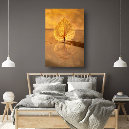 Blad perfect weerspiegeld in gouden licht poster