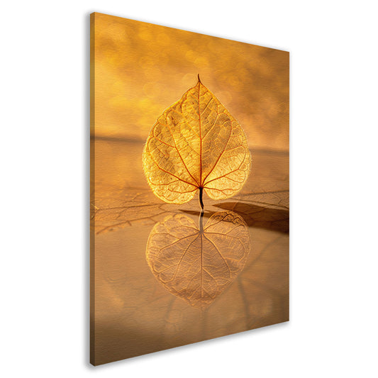 Blad perfect weerspiegeld in gouden licht canvas