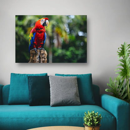 Kleurrijke realistische papegaai op een boomstronk poster