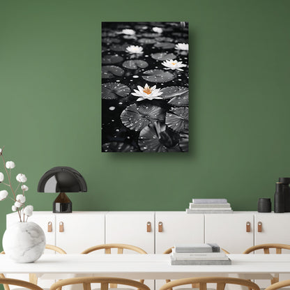 Zwart-wit foto van waterlelies op water canvas