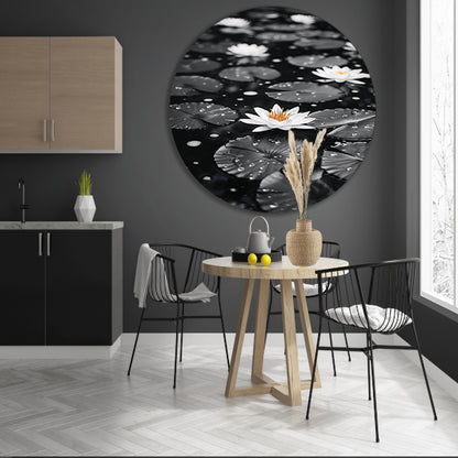 Zwart-wit foto van waterlelies op water aluminium muurcirkel