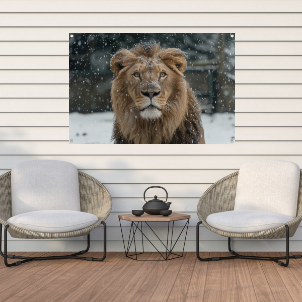 Majestueuze Leeuw in Sneeuwbedekte Wildernis tuinposter