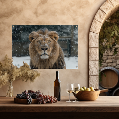 Majestueuze Leeuw in Sneeuwbedekte Wildernis tuinposter
