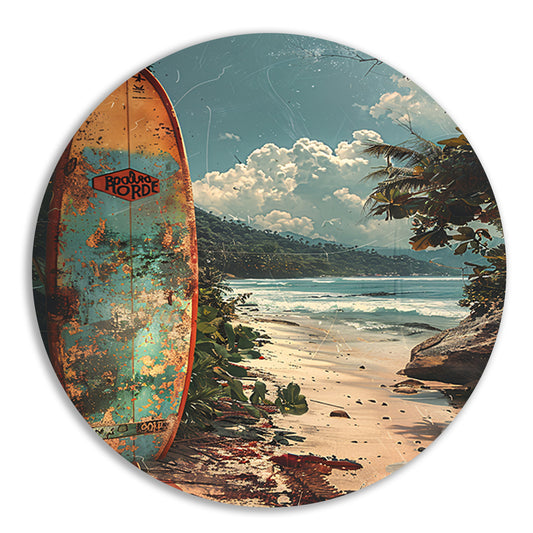 Verlaten surfplank op tropisch strand aluminium muurcirkel