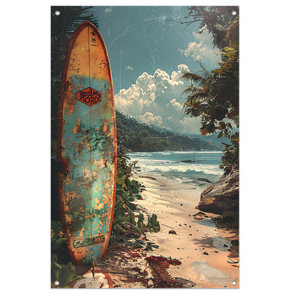 Verlaten surfplank op tropisch strand tuinposter