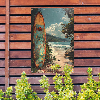 Verlaten surfplank op tropisch strand tuinposter