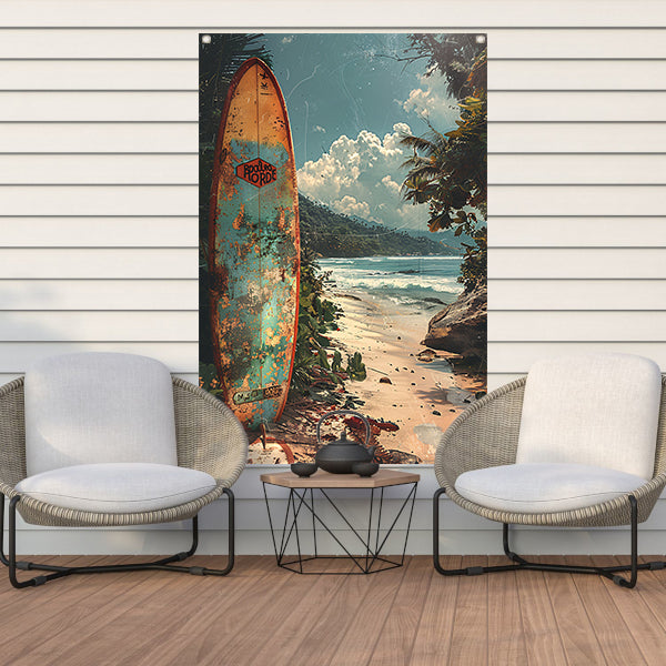 Verlaten surfplank op tropisch strand tuinposter