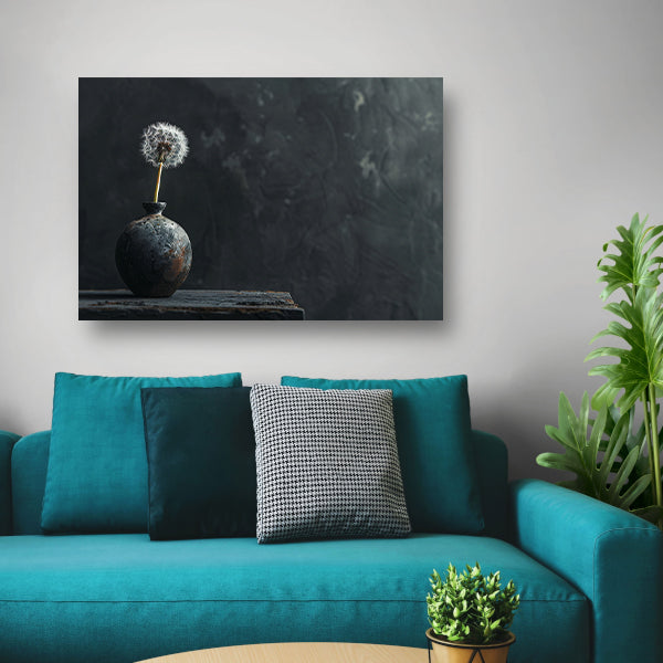 Eenzame paardenbloem in antieke vaas canvas