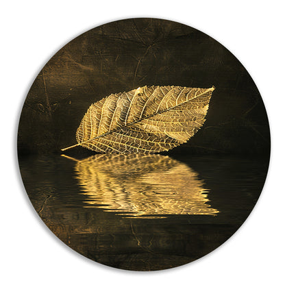 Verguld blad drijvend op sepia water aluminium muurcirkel