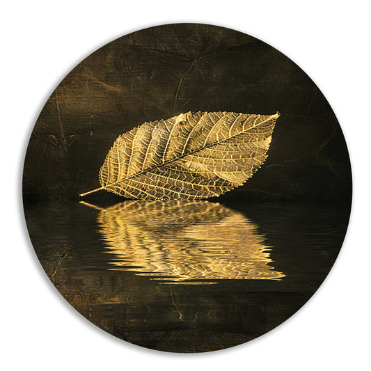 Verguld blad drijvend op sepia water aluminium muurcirkel
