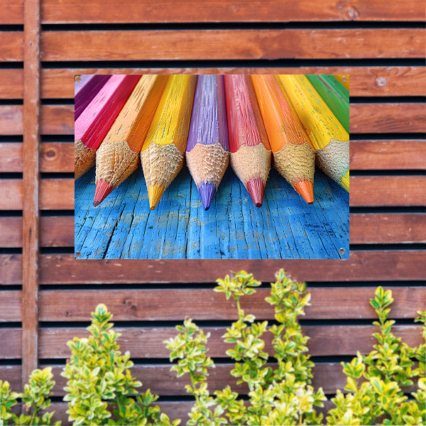 Kleurpotloden op houten achtergrond tuinposter