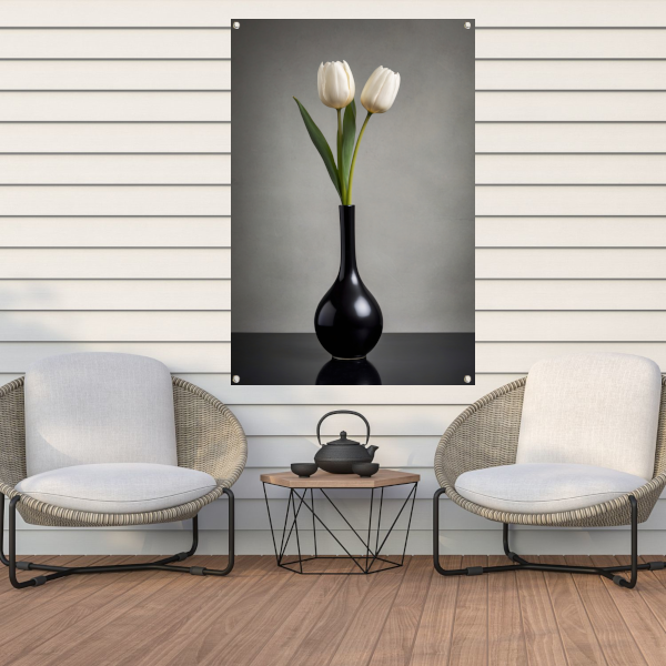 Minimalistische Witte Tulpen in Zwarte Vaas tuinposter