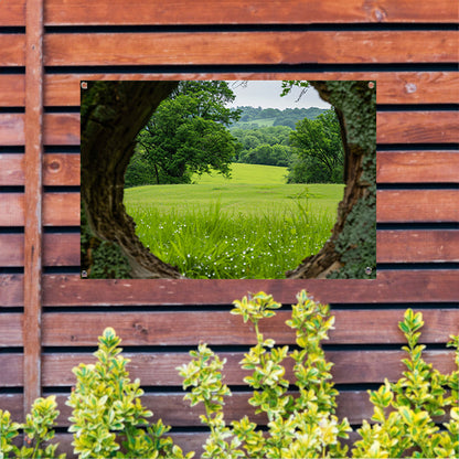 Natuurlandschap door een houten raam tuinposter