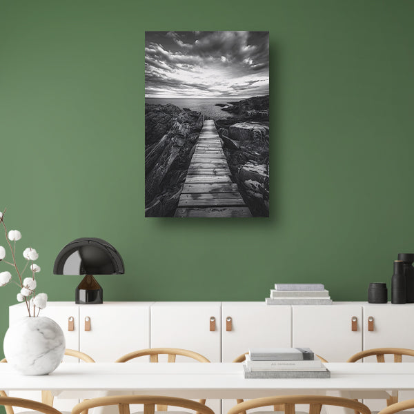 Houten steiger tussen rotsen naar open zee poster
