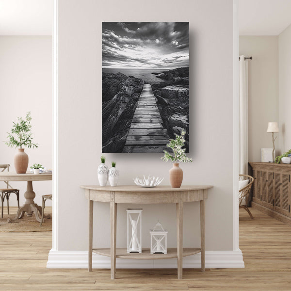 Houten steiger tussen rotsen naar open zee poster