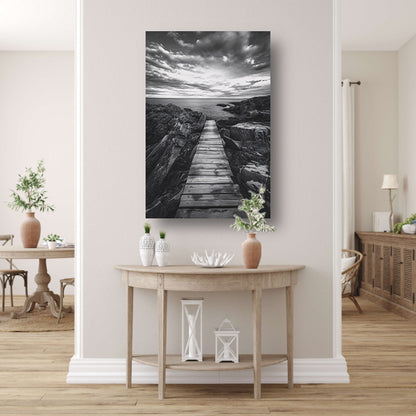 Houten steiger tussen rotsen naar open zee poster