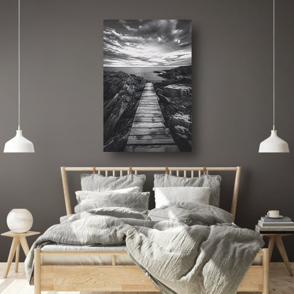 Houten steiger tussen rotsen naar open zee poster
