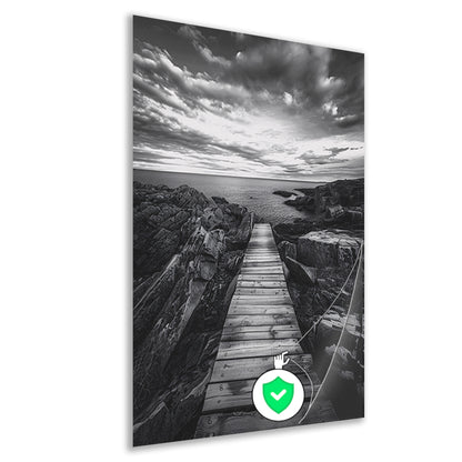 Houten steiger tussen rotsen naar open zee poster