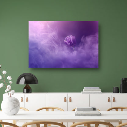 Paarse tulp in dromerige mistposter