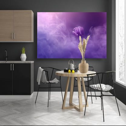 Paarse tulp in dromerige mistposter