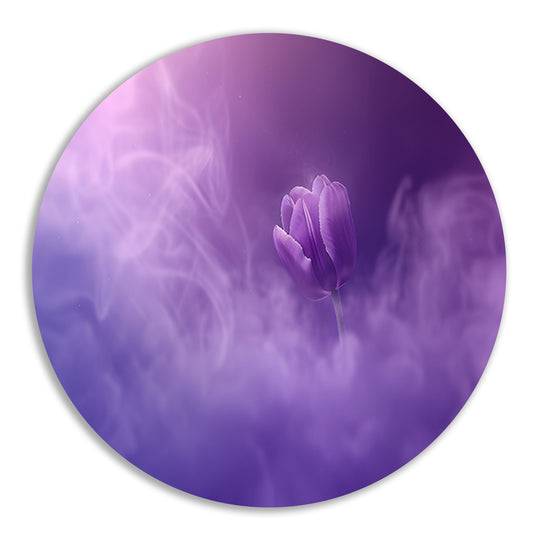 Paarse tulp in dromerige mist aluminium muurcirkel