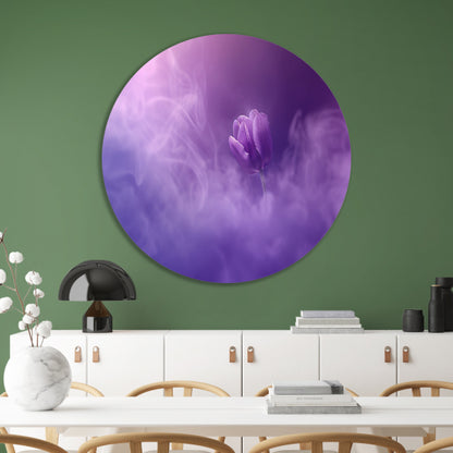 Paarse tulp in dromerige mist aluminium muurcirkel