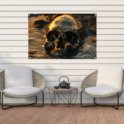 Vergulde schedel rustend in schemerig water tuinposter