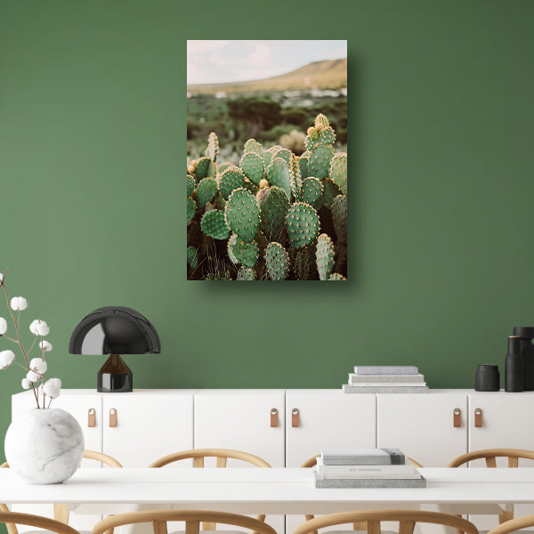 Levendige groene cactussen in weids landschap poster