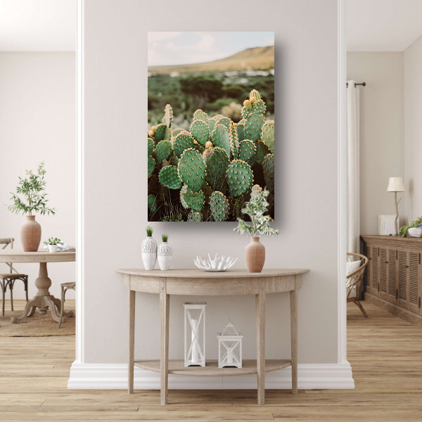 Levendige groene cactussen in weids landschap poster