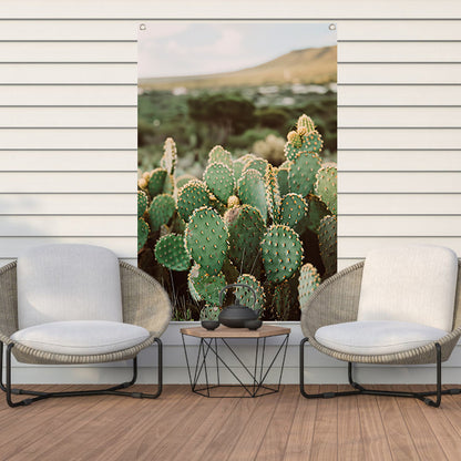 Levendige groene cactussen in weids landschap tuinposter