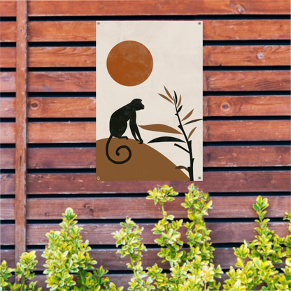 Zwart silhouet van aap tegen grote oranje zon tuinposter