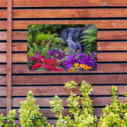 Levendige bloementuin met serene waterval tuinposter