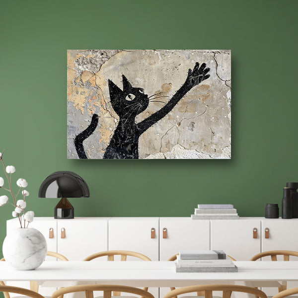 Zwarte kat op verweerde muur reikend omhoog acrylglas