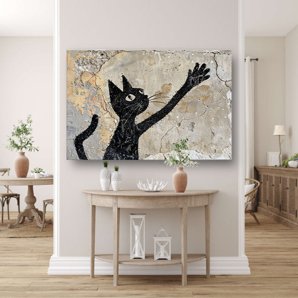 Zwarte kat op verweerde muur reikend omhoog acrylglas