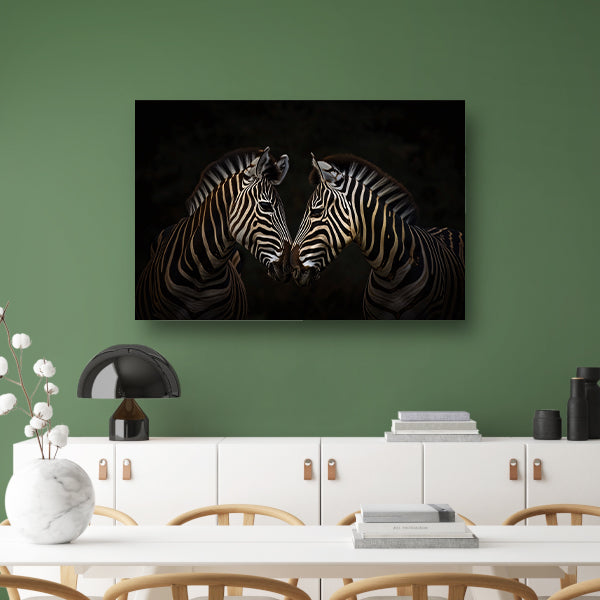 Twee zebras in een donkere omgeving canvas met baklijst