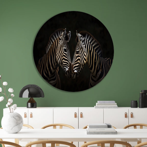 Twee zebras in een donkere omgeving aluminium muurcirkel
