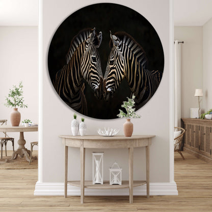 Twee zebras in een donkere omgeving aluminium muurcirkel