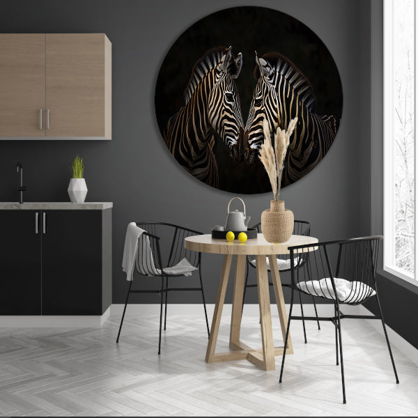 Twee zebras in een donkere omgeving aluminium muurcirkel