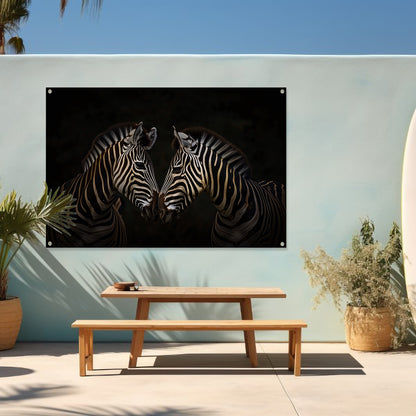 Twee zebras in een donkere omgeving tuinposter